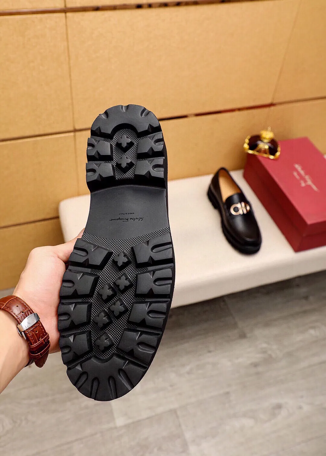 Men's shoes 💰580 💐 Product trademark: Ferragamo "Ferragamo" casual leather shoes Regular size: 38-44 (45.46🉑️customized) Product materials: Selected imported first-layer pebbled cowhide leather upper + luxury hardware buckle, imported water-dyed cowhide leather lining. Strong three-dimensional visual effect, original outsole color: 4⃣️seed leather materials available
